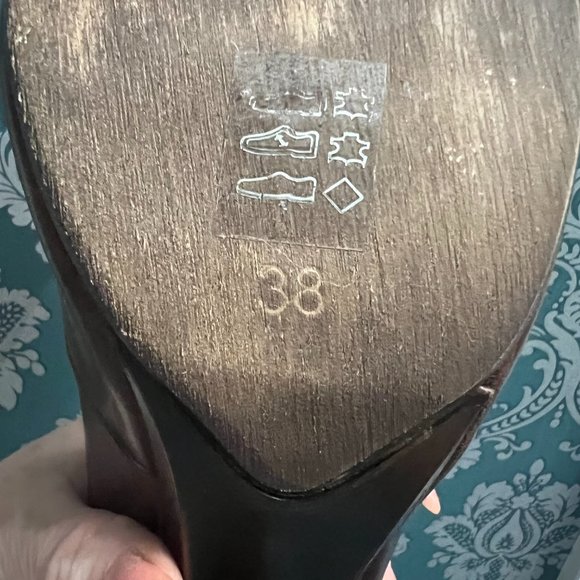 CHANII B Brown Leather w Suede Ruffle Trim and Gold Accent Heels- 7.5 - Picture 12 of 12